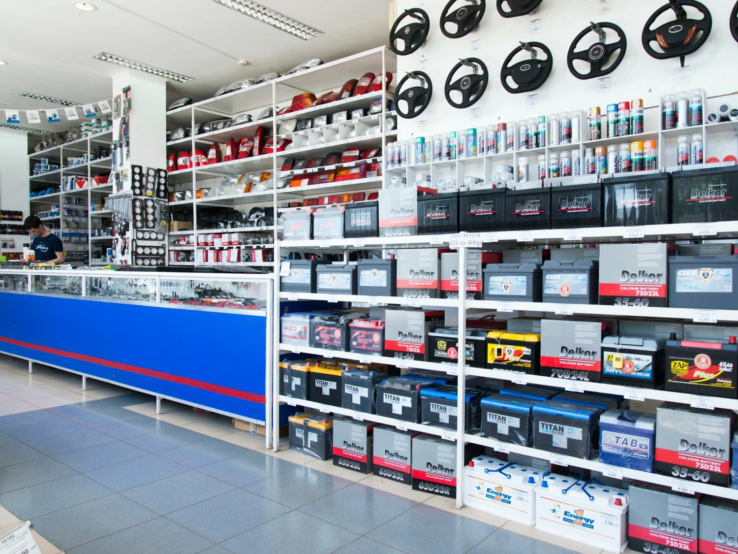 <span style="font-weight: bold;">Мы рады Вам предложить широкий ассортимент отечественных и импортных автозапчастей и масел в наличии и под заказ.</span>